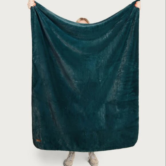UnHide Faux Fur Throw Blanket, Emerald Kitten Green Small Wearable Knob and Loop - Picture 6 of 8